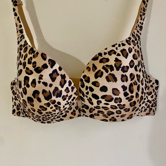 Cacique Other - CACIQUE 38C EUC Cheetah molded cup underwire bra.  Three hook, three position.